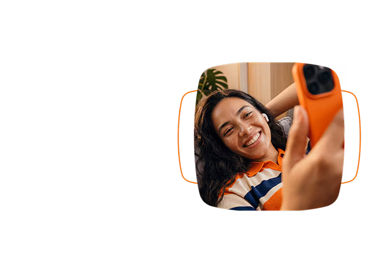 mulher sorrindo olhando para a tela do celular